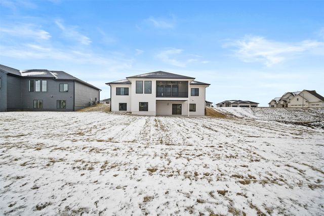 18007 Hammontree Circle, Clive, IA 50325