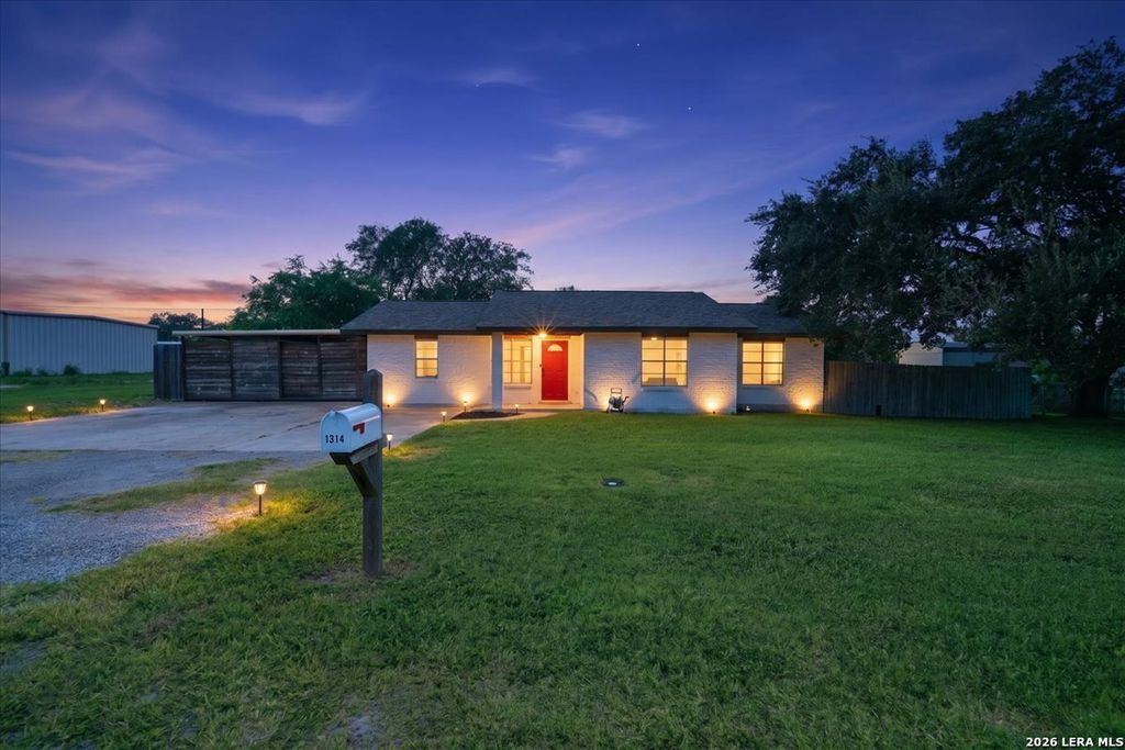 1314 Mark St, George West, TX 78022