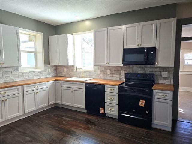 403 W Peoria Street, Paola, KS 66071