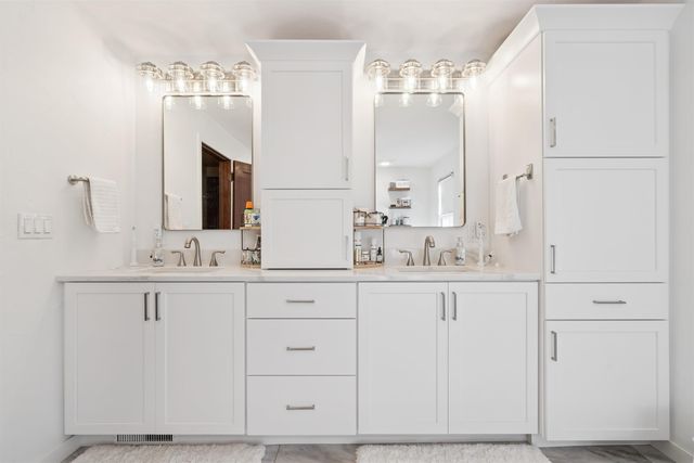 1000 N Franklin Street, Manchester, IA 52057