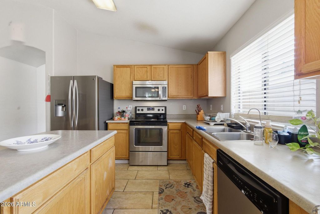 Image 11 of property listing at 5780 W Freeway Lane, Glendale, AZ 85302