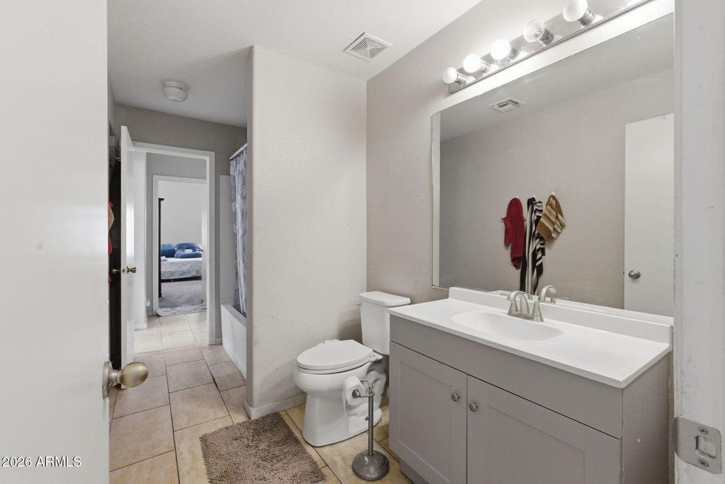 Image 18 of property listing at 5780 W Freeway Lane, Glendale, AZ 85302
