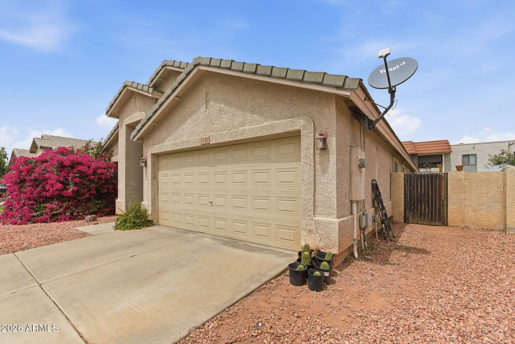 Image 2 of property listing at 5780 W Freeway Lane, Glendale, AZ 85302