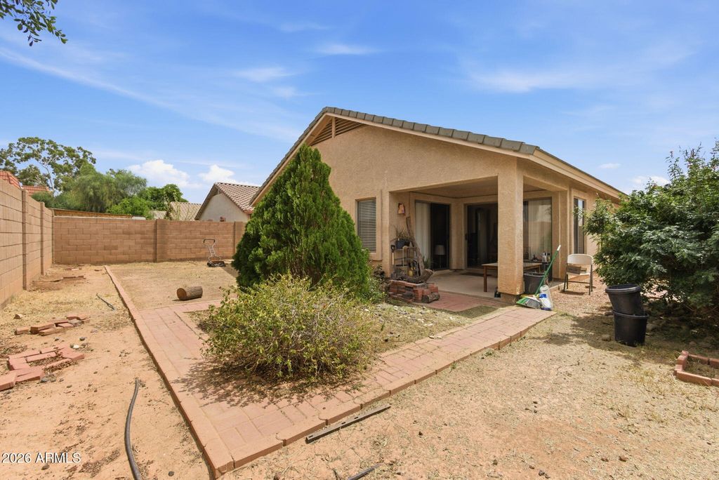 Image 22 of property listing at 5780 W Freeway Lane, Glendale, AZ 85302