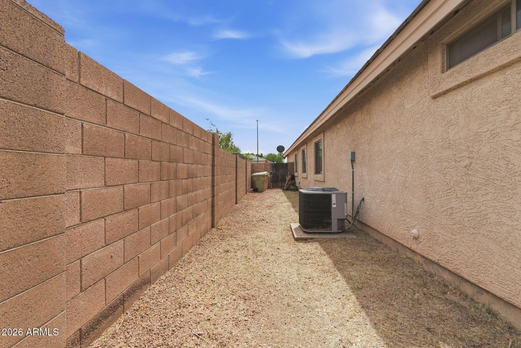 Image 24 of property listing at 5780 W Freeway Lane, Glendale, AZ 85302
