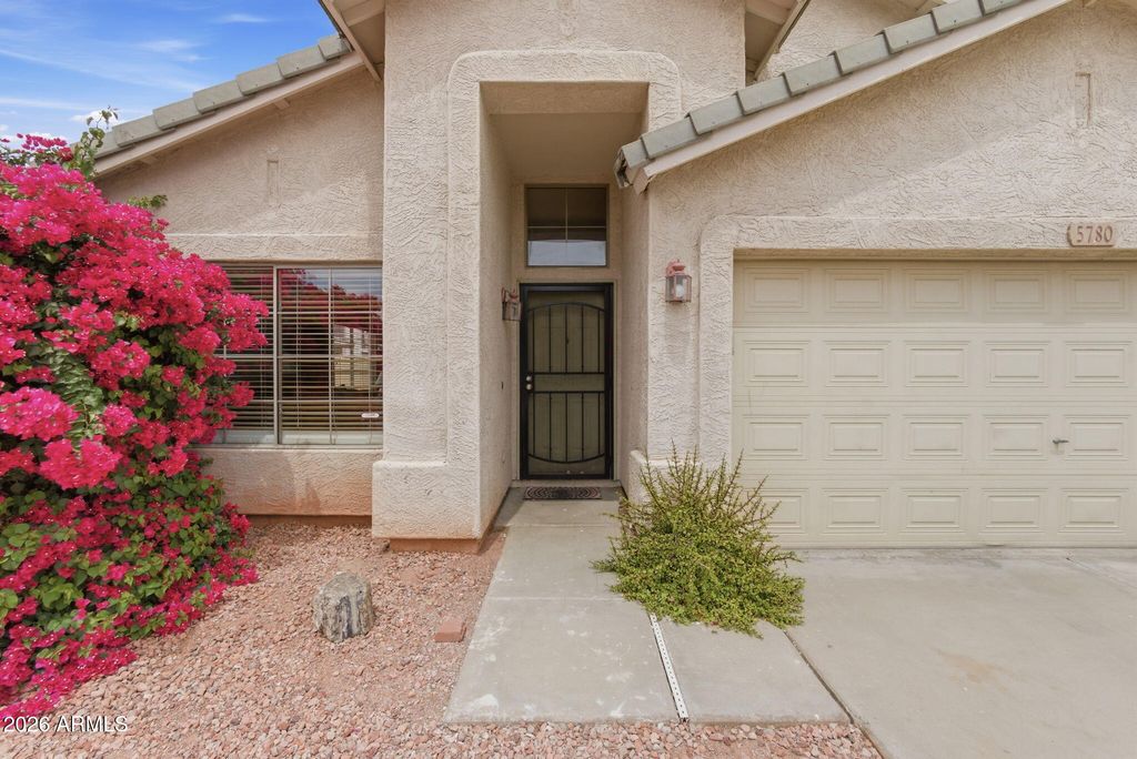 Image 3 of property listing at 5780 W Freeway Lane, Glendale, AZ 85302