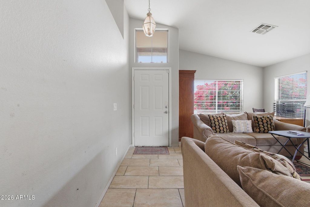 Image 4 of property listing at 5780 W Freeway Lane, Glendale, AZ 85302