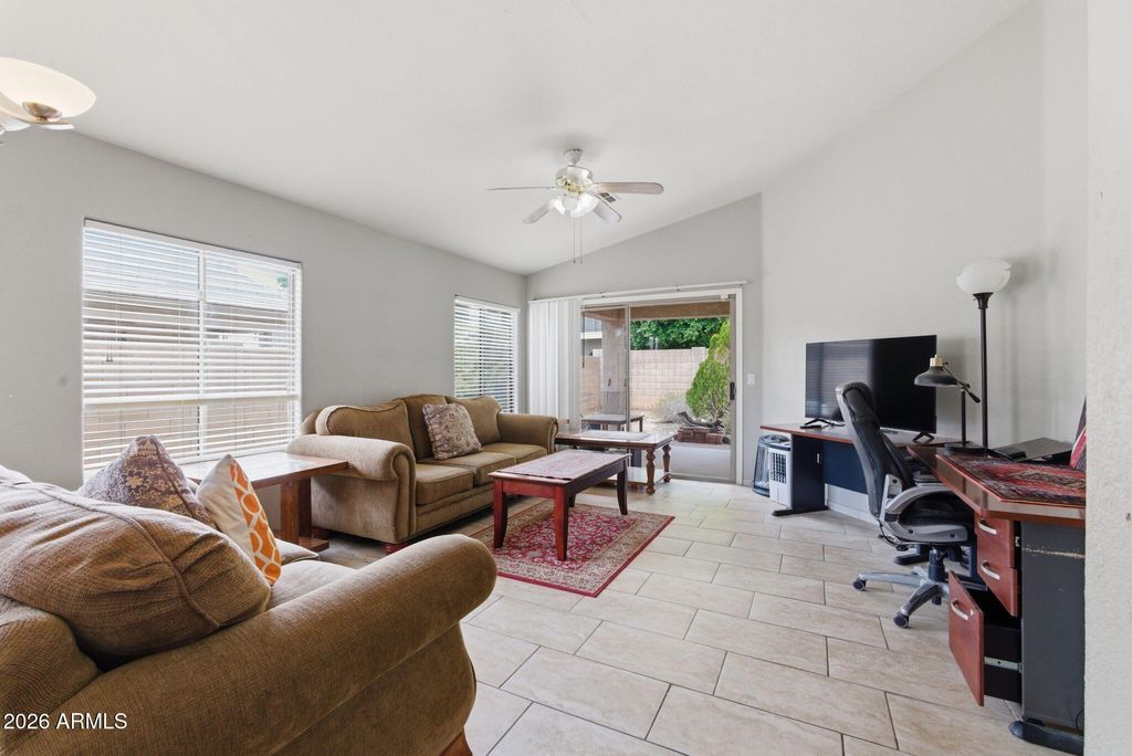 Image 7 of property listing at 5780 W Freeway Lane, Glendale, AZ 85302