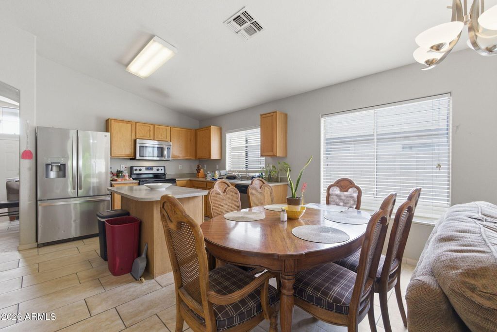 Image 9 of property listing at 5780 W Freeway Lane, Glendale, AZ 85302