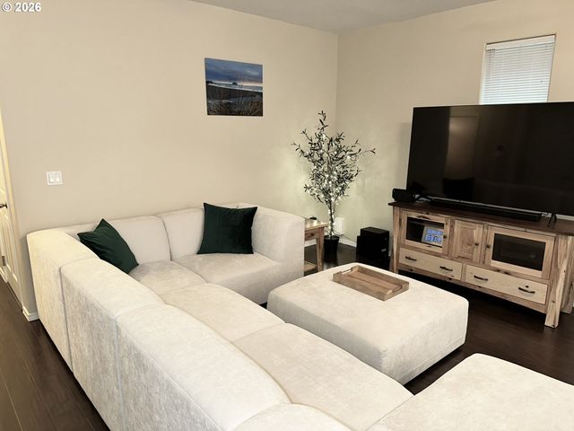 4564 Se OLIVEWOOD St, Hillsboro, OR 97123