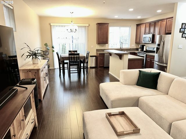 4564 Se OLIVEWOOD St, Hillsboro, OR 97123