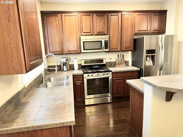 4564 Se OLIVEWOOD St, Hillsboro, OR 97123