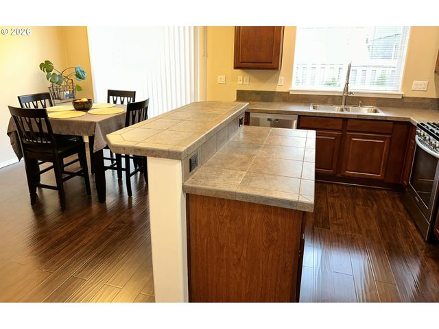 4564 Se OLIVEWOOD St, Hillsboro, OR 97123