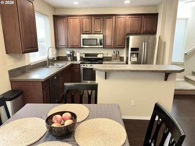 4564 Se OLIVEWOOD St, Hillsboro, OR 97123