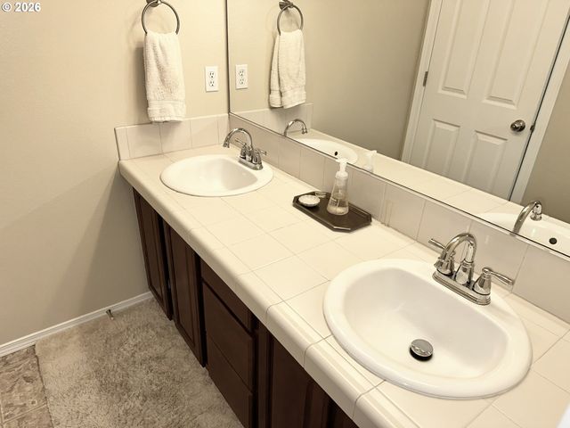 4564 Se OLIVEWOOD St, Hillsboro, OR 97123