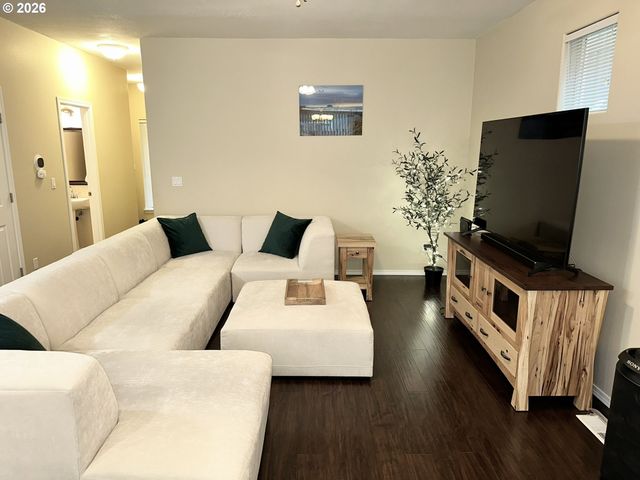 4564 Se OLIVEWOOD St, Hillsboro, OR 97123