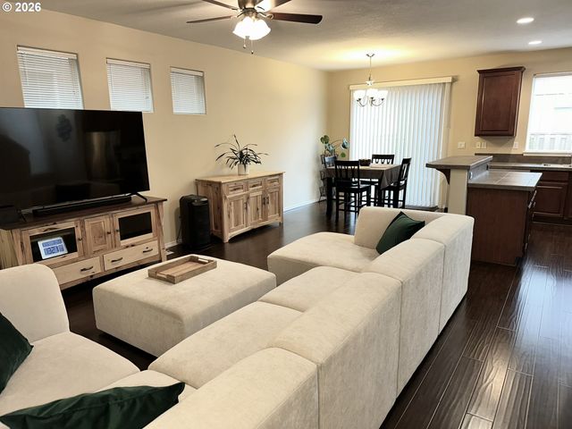 4564 Se OLIVEWOOD St, Hillsboro, OR 97123