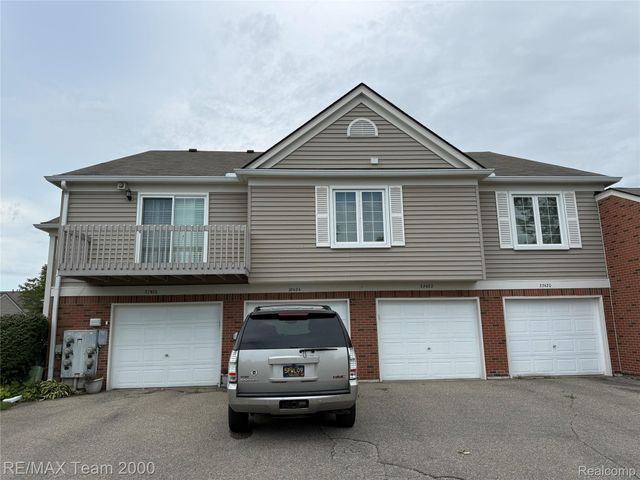 37424 Stonegate Circle, Clinton Charter Township, MI 48036