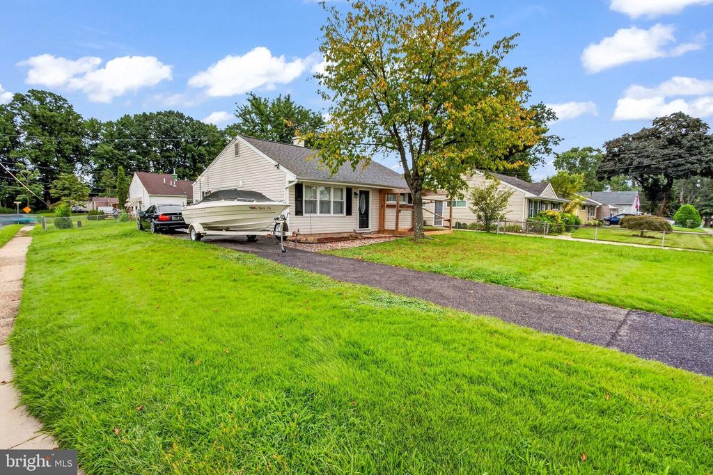 528 S MAPLE AVE, Maple Shade, NJ 08052