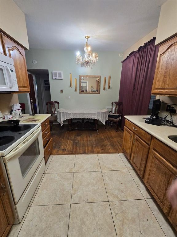 Image 8 of property listing at 6121 W AMELIA STREET, Orlando, FL 32835