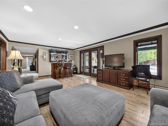 4 Abbey Road, Orangeburg, NY 10962