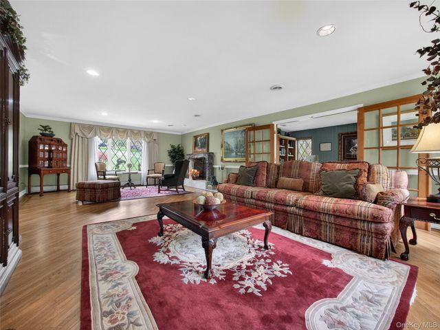4 Abbey Road, Orangeburg, NY 10962