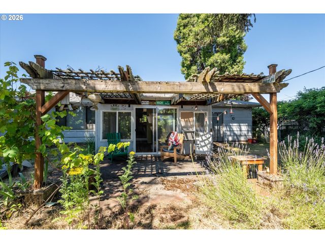 1061 WAITE St, Eugene, OR 97402