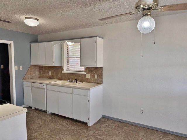 2613 NW Locksley LN, Lawton, OK 73505