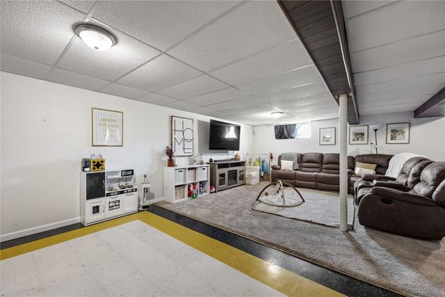 5530 Skylne Drive NW, Cedar Rapids, IA 52405