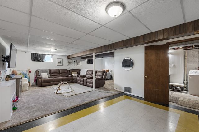 5530 Skylne Drive NW, Cedar Rapids, IA 52405