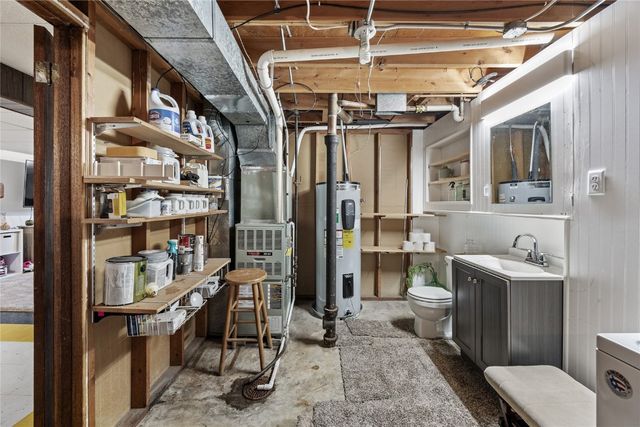 5530 Skylne Drive NW, Cedar Rapids, IA 52405