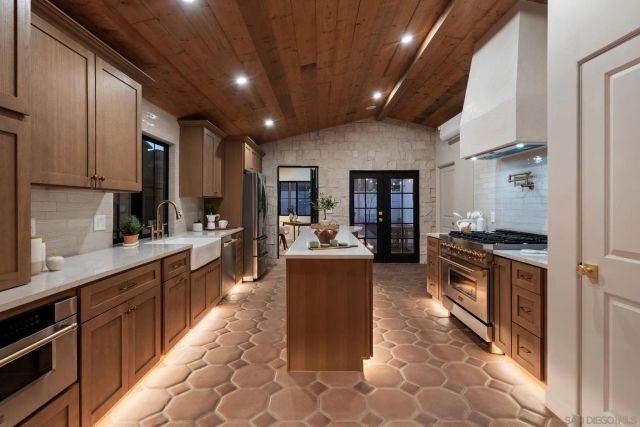 1566 Evergreen St, San Diego, CA 92106