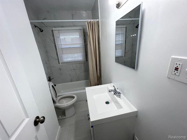 8279 Greenlawn Street, Detroit, MI 48204