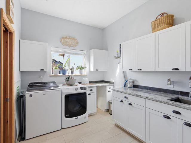 15 W Serena Lane, Santa Fe, NM 87508