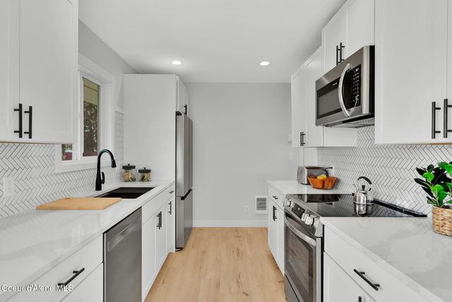 1810 W Honeysuckle AVE, Hayden, ID 83835