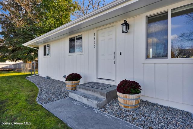 1810 W Honeysuckle AVE, Hayden, ID 83835