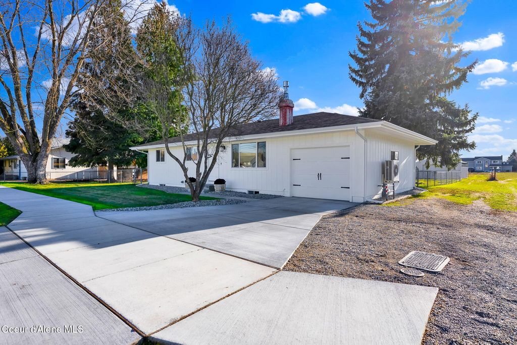 1810 W Honeysuckle AVE, Hayden, ID 83835
