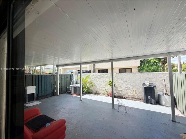 8556 NW 8th St, Miami, FL 33126