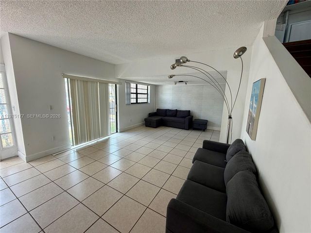 8556 NW 8th St, Miami, FL 33126