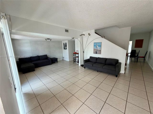 8556 NW 8th St, Miami, FL 33126