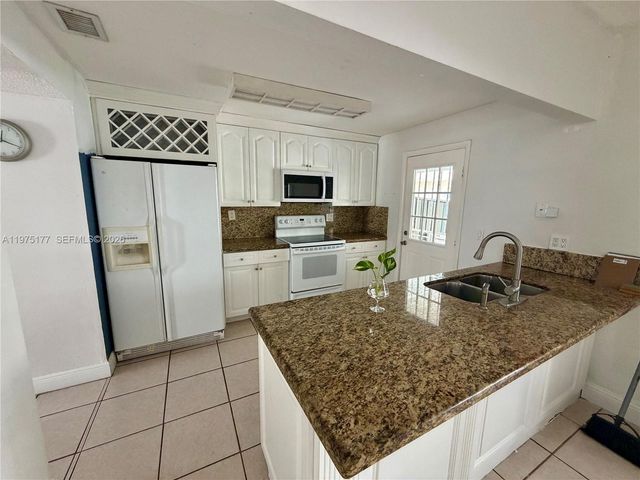 8556 NW 8th St, Miami, FL 33126