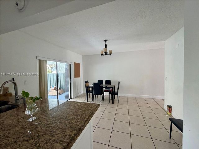 8556 NW 8th St, Miami, FL 33126