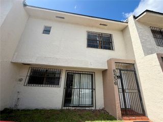 8556 NW 8th St, Miami, FL 33126
