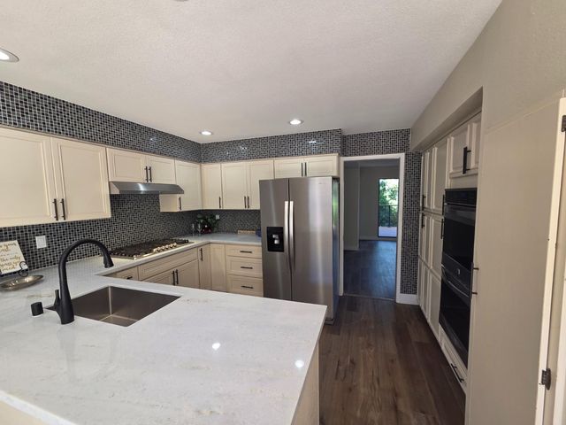 8851 Bluff Ln, Fair Oaks, CA 95628