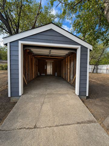 2801 Burchill Road S, Fort Worth, TX 76105