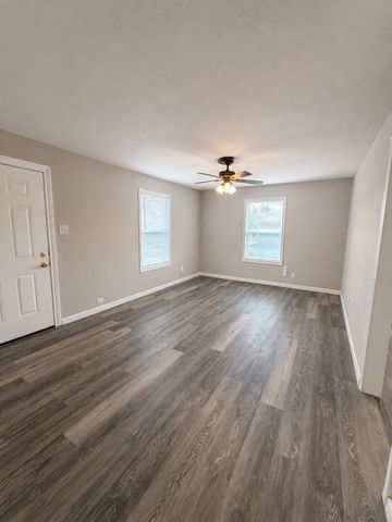 2801 Burchill Road S, Fort Worth, TX 76105