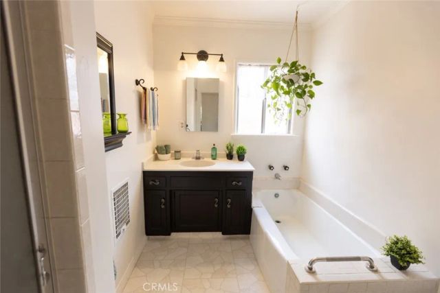 2455 Nipomo, Long Beach, CA 90815
