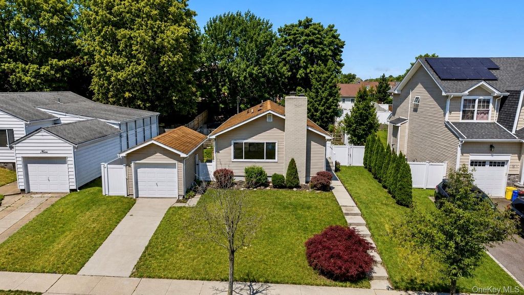 5 Willets Drive, Syosset, NY 11791