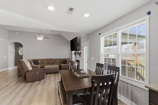 1305 Sussex Dr, Clarksville, TN 37042