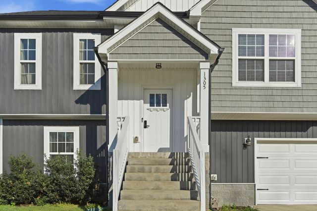 1305 Sussex Dr, Clarksville, TN 37042